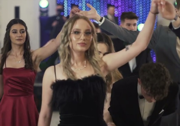 Polonez w wykonaniu maturzystów Zespołu Szkół w Lubaczowie [ZOBACZ FILM]