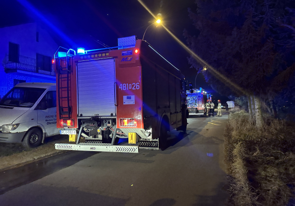 Pożar w domu w Oleszycach. Na miejscu 5 zastępów strażaków