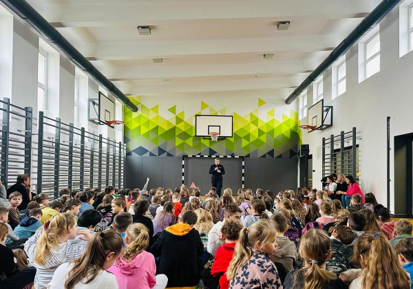 Zima pełna zabawy i rozwagi - policyjne spotkania w szkołach