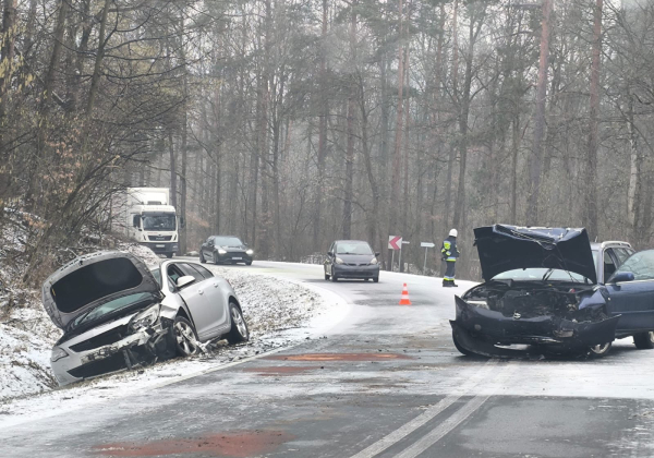 Czołowe zderzenie trasie Stare Oleszyce - Sieniawa. Droga zablokowana!