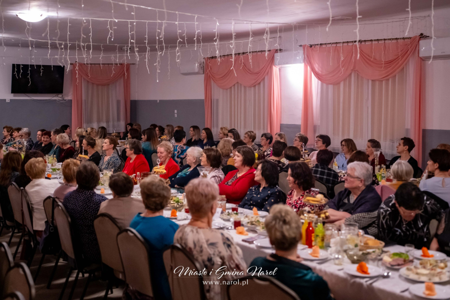 Kwiaty, życzenia i serdeczna atmosfera – obchody Dnia Kobiet w Rudzie Różanieckiej [FOTO]