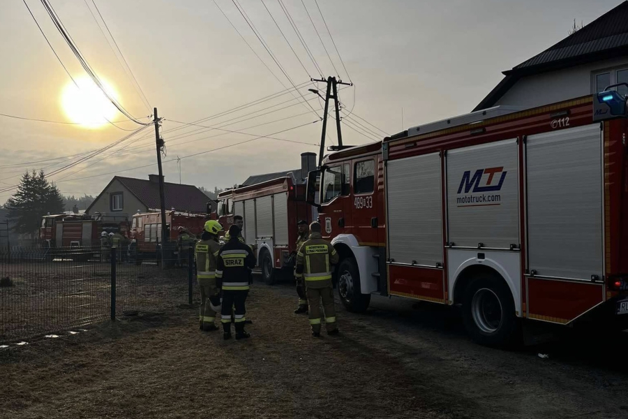 Poranny pożar w Rudzie Różanieckiej. Strażacy uratowali dom przed ogniem