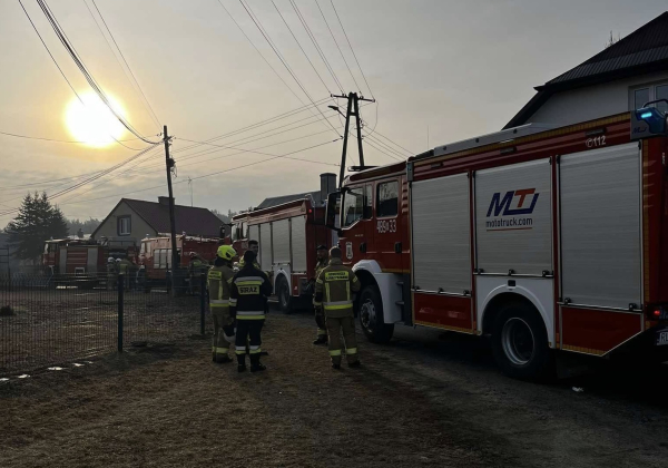 Poranny pożar w Rudzie Różanieckiej. Strażacy uratowali dom przed ogniem