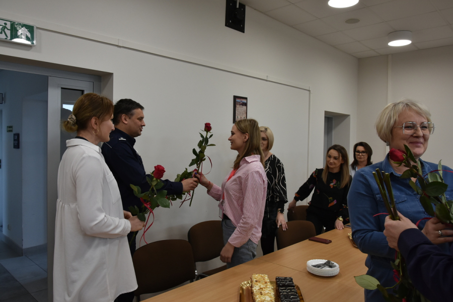 Dzień Kobiet w lubaczowskiej komendzie. Były życzenia i upominki [ZDJĘCIA]