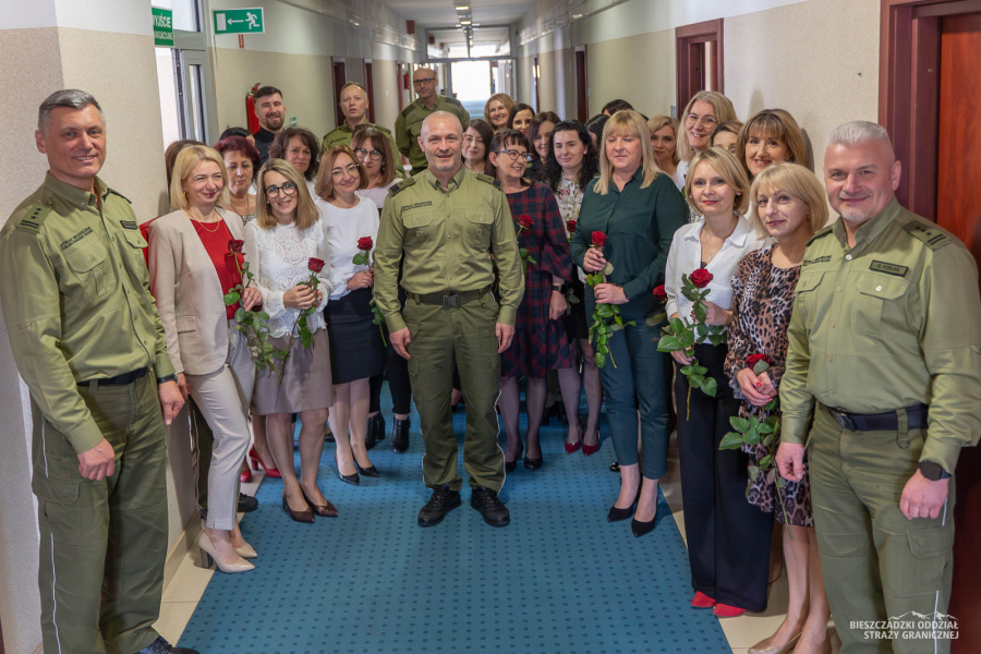 Róże od komendantów dla pań z Bieszczadzkiego Oddziału Straży Granicznej [ZDJĘCIA]