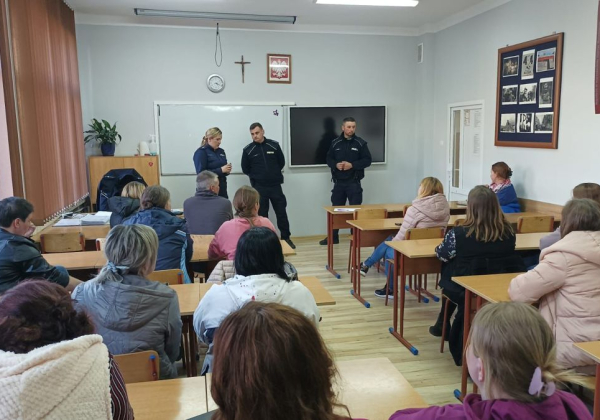 Rozmowy o bezpieczeństwie uczniów. Spotkanie policjantów z rodzicami w ZSCKR Oleszyce