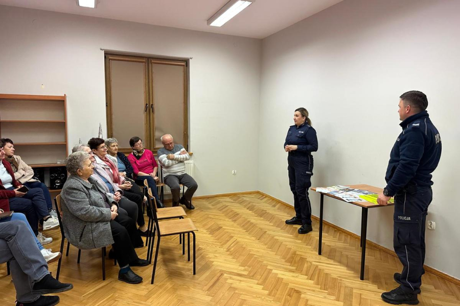 Rozmawiali o oszustwach i przemocy. Policjanci spotkali się z seniorami
