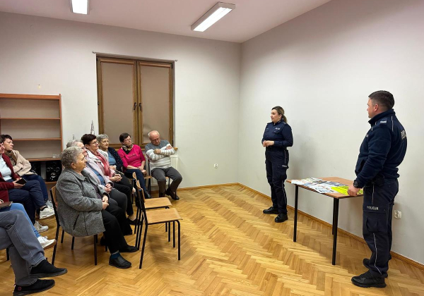 Rozmawiali o oszustwach i przemocy. Policjanci spotkali się z seniorami