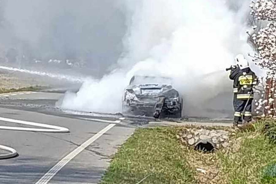 Pożar samochodu osobowego w Moszczanicy. Auto doszczętnie spłonęło