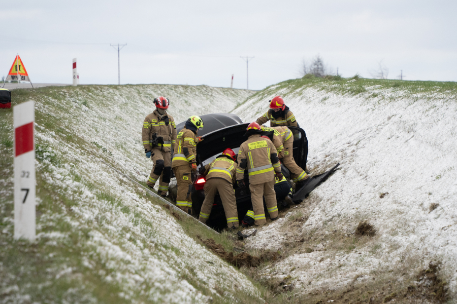 BMW wpadło do rowu na obwodnicy Oleszyc [ZDJĘCIA]