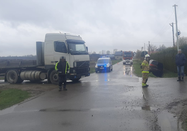 Zderzenie ciężarówki z osobówką w Kobylnicy Ruskiej. Kobieta trafiła do szpitala
