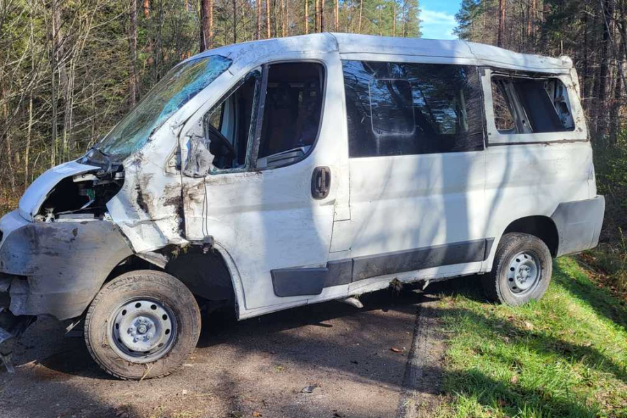 Dachowanie busa między Huta Różaniecką a Rudą Różaniecką [ZDJĘCIA]