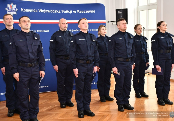 Nowi policjanci przyjęci do służby. Rozpoczną służbę na Podkarpaciu [ZDJĘCIA]