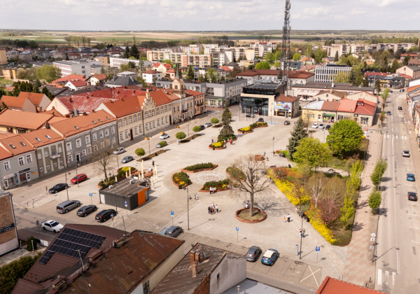 Radni apelują o strefę cienia na Rynku w Lubaczowie. „To nasza wizytówka – zróbmy coś z tym”