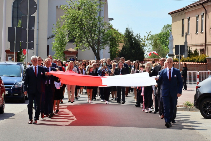 Msza, przemarsz i uroczystości na Rynku – tak świętowano 3 Maja w Cieszanowie [ZDJĘCIA]