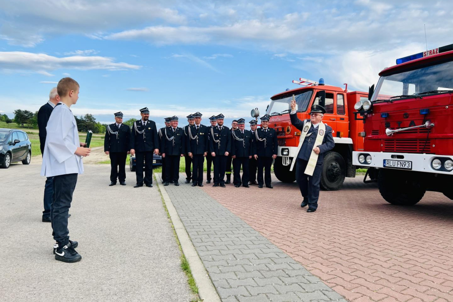 Strażacki konwój, nowy wóz i wspólna biesiada. Tak świętowali Dzień Strażaka Hucie Różanieckiej