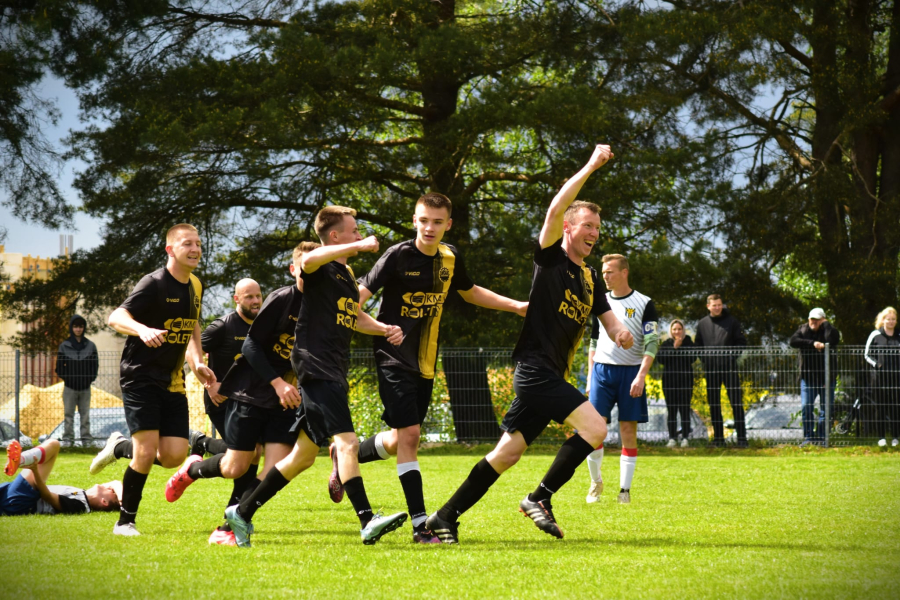 B klasa: Ursus wygrywa derby, Pogoń się potyka. Walka o awans nabiera tempa