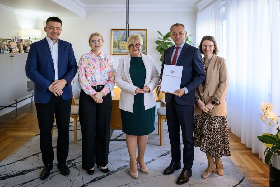 Wójt i wojewoda podpisali umowę. 1,7 mln złotych na rozbudowę żłobka w Dąbkowie