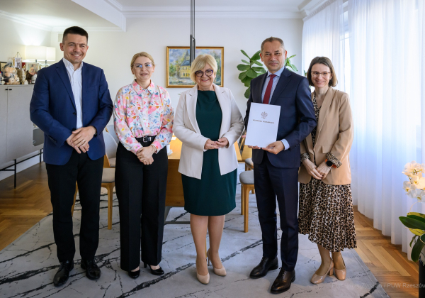 Wójt i wojewoda podpisali umowę. 1,7 mln złotych na rozbudowę żłobka w Dąbkowie
