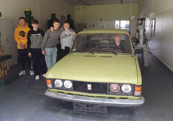 Fiat 125p odzyska blask - uczniowie Zespołu Szkół w Lubaczowie odrestaurują kultowe auto