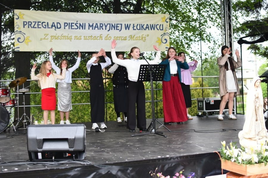 Piękne pieśni i 180 wykonawców. W Łukawcu śpiewano ku czci Matki Bożej [ZDJĘCIA]