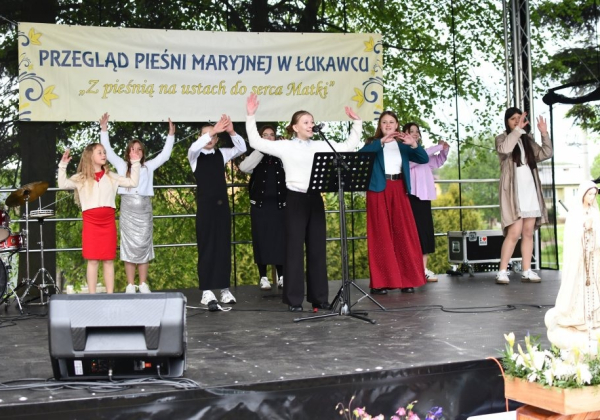 Piękne pieśni i 180 wykonawców. W Łukawcu śpiewano ku czci Matki Bożej [ZDJĘCIA]