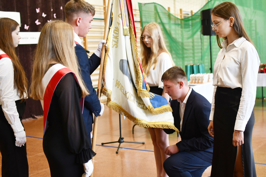 Zakończenie roku w Wielkich Oczach. Ósmoklasiści przekazali sztandar młodszym [ZDJĘCIA]