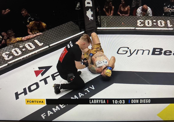 Dramat Mateusza Kubiszyna na FAME MMA 26. Został zniesiony na noszach