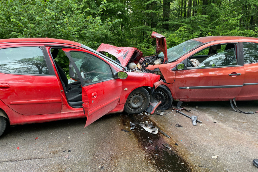 Czołowe zderzenie na trasie Nowy Dzików - Oleszyce. Droga zablokowana [ZDJĘCIA]