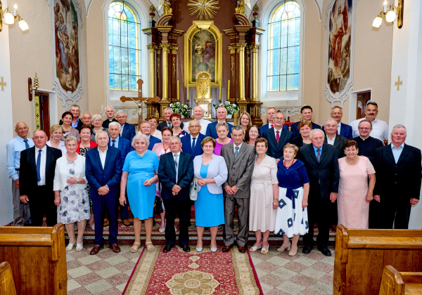 Złote Gody w Starym Dzikowie. 21 par odznaczonych medalem prezydenckim [ZDJĘCIA]
