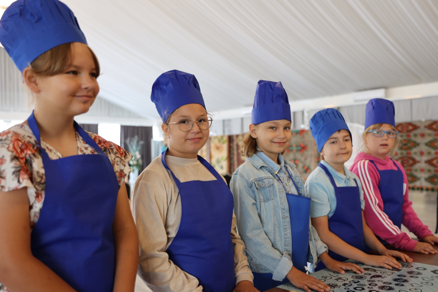 Dzieci piekły strudle z wójtem! Słodkie warsztaty w Kresowej Osadzie [ZOBACZ ZDJĘCIA]