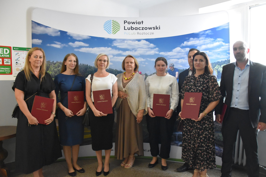 Sześciu nauczycieli z awansem zawodowym. Starosta wręczyła akty mianowania [FOTO]