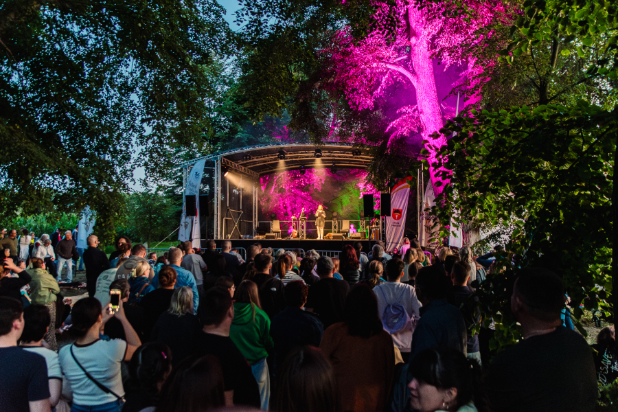 Mikromusic oczarował Hutę Kryształową. Wyjątkowy koncert pod lipami [ZOBACZ ZDJĘCIA]