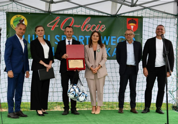 Wielkie święto w Opace. Obchodzono 40-lecie klubu i otwarto boisko z szatnią [ZDJĘCIA]