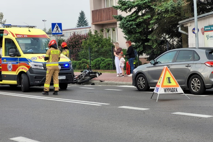 15-latek uderzył motorowerem w samochód. Dwóch nastolatków w szpitalu