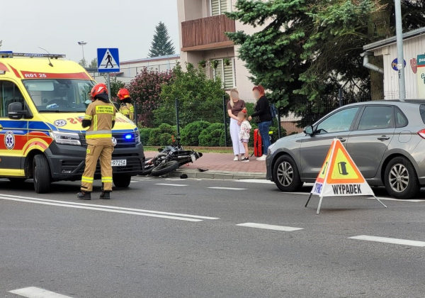 15-latek uderzył motorowerem w samochód. Dwóch nastolatków w szpitalu