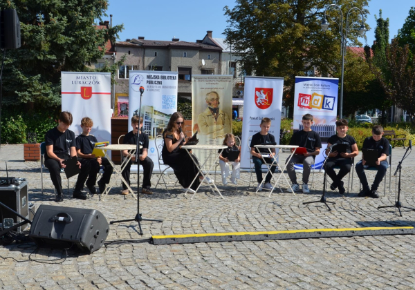 Narodowe Czytanie poezji Jana Kochanowskiego na lubaczowskim Rynku [ZDJĘCIA]