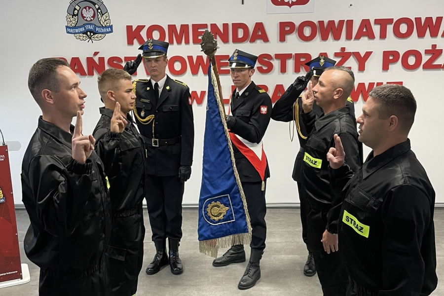 Nowi strażacy złożyli ślubowanie w Komendzie Powiatowej PSP w Lubaczowie [ZDJĘCIA]