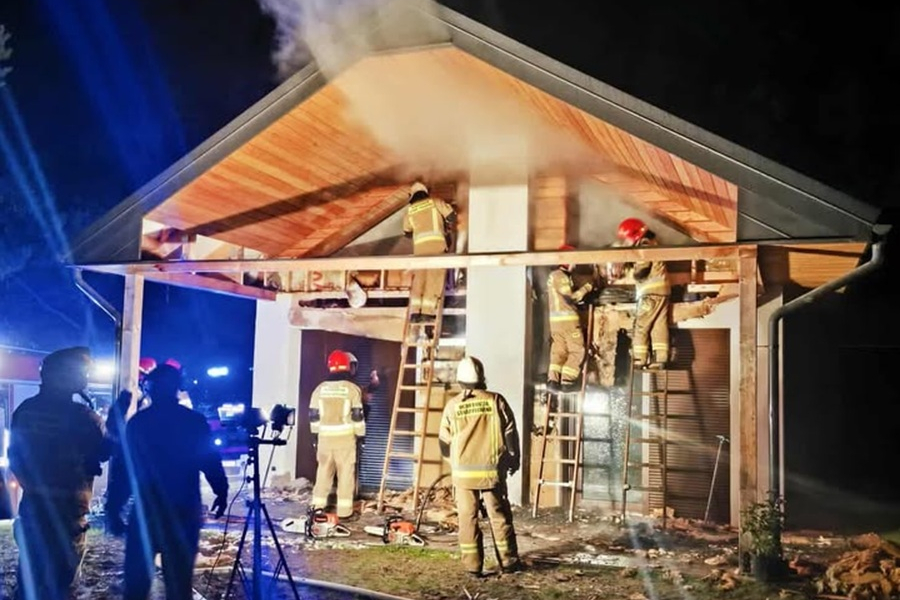 Pożar drewnianego domu w Podemszczyźnie. W akcji sześć zastępów straży pożarnej