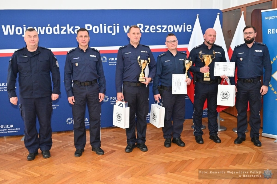 Podkomisarz Mateusz Maź z Lubaczowa wśród najlepszych dyżurnych na Podkarpaciu