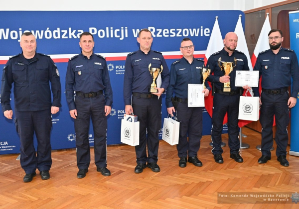 Podkomisarz Mateusz Maź z Lubaczowa wśród najlepszych dyżurnych na Podkarpaciu