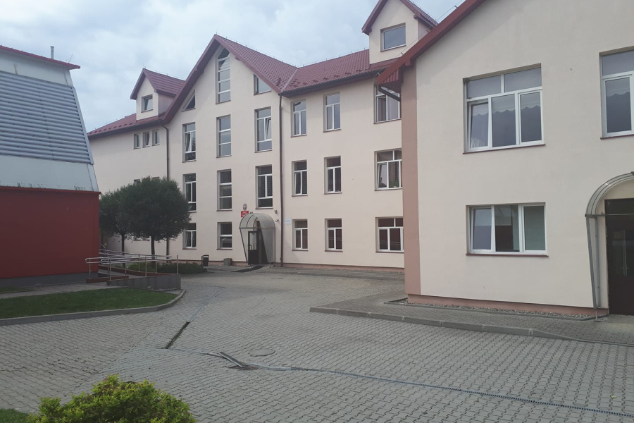 W poniedziałki zakaz korzystania z telefonów. Nowe zasady w Szkole Podstawowej w Starym Dzikowie