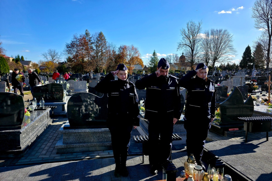 Policjanci z Lubaczowa uczcili pamięć zmarłych kolegów [ZDJĘCIA]