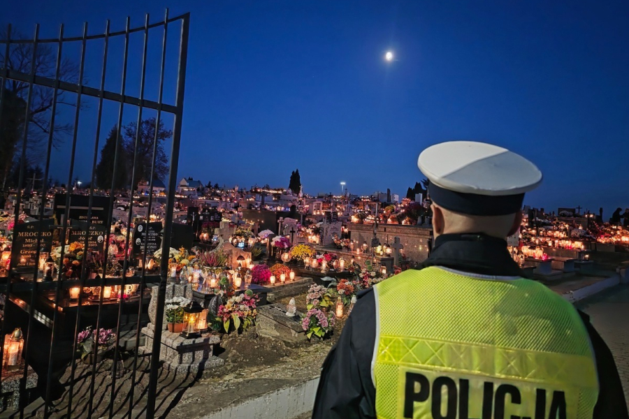 Więcej policjantów na drogach i przy cmentarzach. Trwa akcja „Wszystkich Świętych” [FOTO]