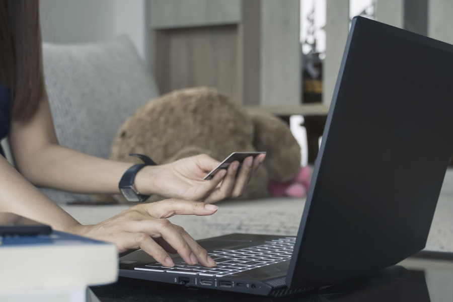 Fala internetowych wyłudzeń w powiecie lubaczowskim. Policja apeluje o ostrożność