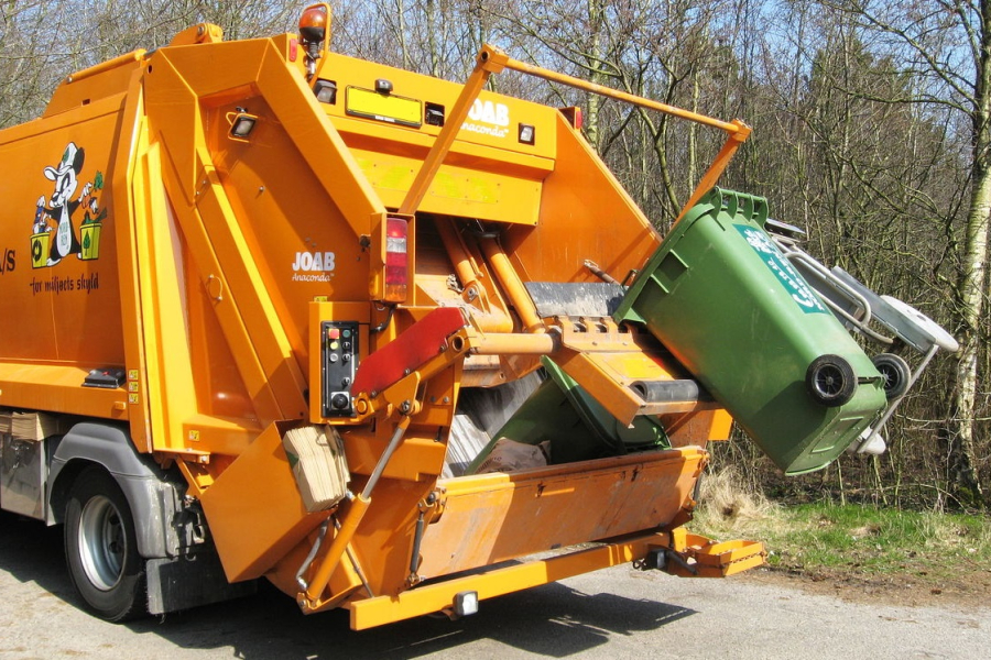 Radni przyjęli stawki za odbiór odpadów. Ile zapłacą mieszkańcy Lubaczowa w 2026 roku?