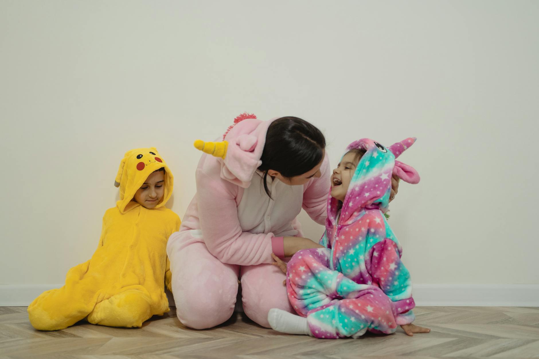 Piżamy Kigurumi, lampki i inne dekoracje, czyli jak stworzyć niezwykły klimat w sypialni?