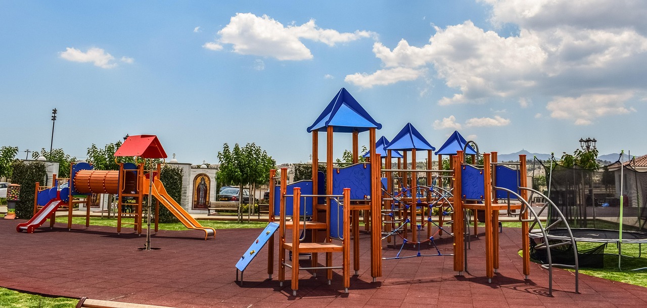 Drewniany plac zabaw dla dzieci – bezpieczna przestrzeń do zabawy
