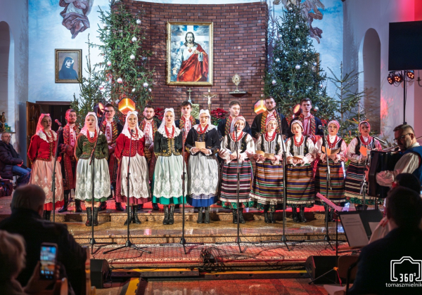 Noworoczne kolędowanie w Dąbkowie. Za nami koncert „Śpiewajcie i grajcie Mu” [ZDJĘCIA]