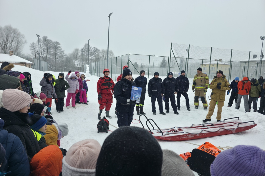 Jak bezpiecznie spędzić zimę? Policjanci i strażacy uczyli dzieci w Horyńcu-Zdroju